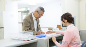 インプラントは保険が適用される?